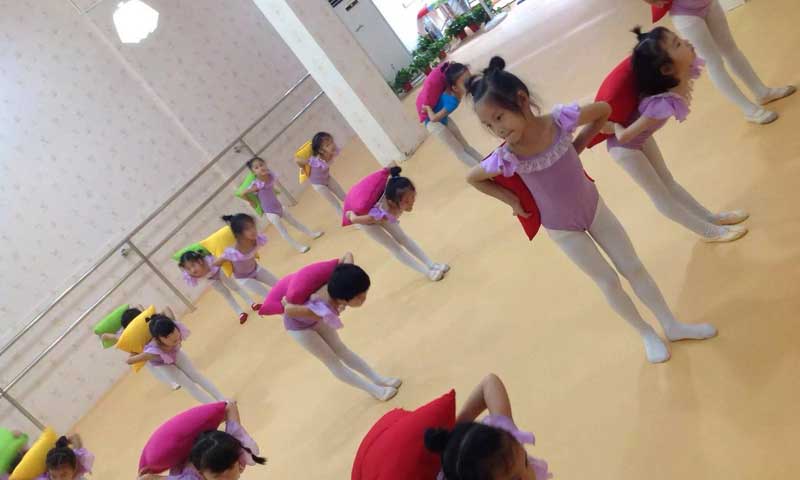 五彩斑斓的舞蹈室午夜福利一区最终被市场证明非主流